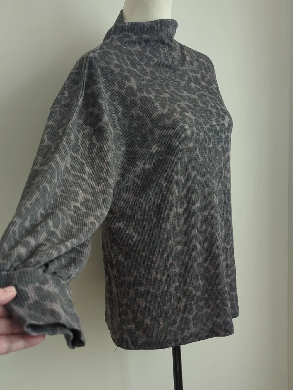 NWOT beachlunchlounge Gray & Taupe Leopard Mock Neck Sweater LARGE